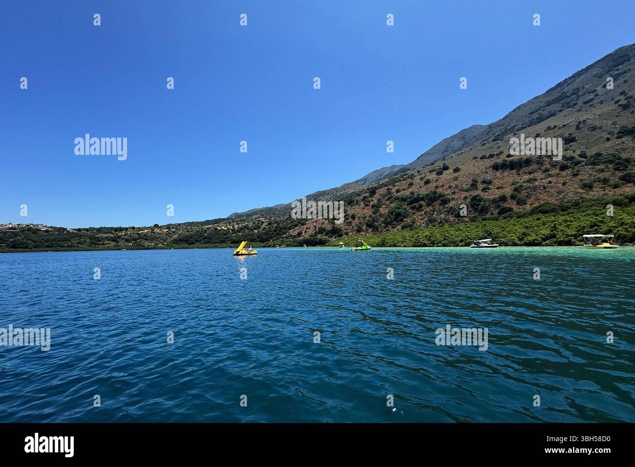 07.06.2025 , xsvx, Reise Urlaub, Griechenland Kreta emwir, v.l. Lake Kournas. Der Kournas-See griechisch ÎÎÎ¼Î½Î ÎºÎÏÖÏÎ½Î ist der einzige natürliche Süßwassersee auf Kreta. Er liegt in einem Tal umgeben von Bergen und üppigem Grün, etwa 4 km von Georgioupolis entfernt, in der Region Chania. Voir Kournas Kournas *** 07 06 2025 , xsvx, vacances de voyage, Grèce Crète emwir, v l Lac Kournas Lac Kournas grec Î ÎÎ¼Î½Î- ÎºÎÏÖÏÎ½Î est le seul lac naturel d'eau douce en Crète il est situé dans une vallée entourée de montagnes et de verdure luxuriante, à environ 4 km de Georgioupolis, dans le lac de la Canée Banque D'Images