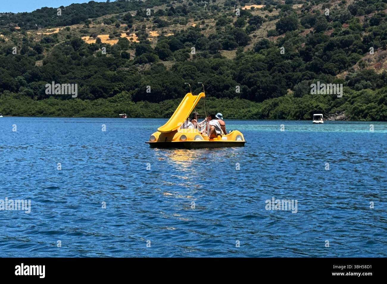 07.06.2025 , xsvx, Reise Urlaub, Griechenland Kreta emwir, v.l. Lake Kournas. Der Kournas-See griechisch ÎÎÎ¼Î½Î ÎºÎÏÖÏÎ½Î ist der einzige natürliche Süßwassersee auf Kreta. Er liegt in einem Tal umgeben von Bergen und üppigem Grün, etwa 4 km von Georgioupolis entfernt, in der Region Chania. Voir Kournas Kournas *** 07 06 2025 , xsvx, vacances de voyage, Grèce Crète emwir, v l Lac Kournas Lac Kournas grec Î ÎÎ¼Î½Î- ÎºÎÏÖÏÎ½Î est le seul lac naturel d'eau douce en Crète il est situé dans une vallée entourée de montagnes et de verdure luxuriante, à environ 4 km de Georgioupolis, dans le lac de la Canée Banque D'Images