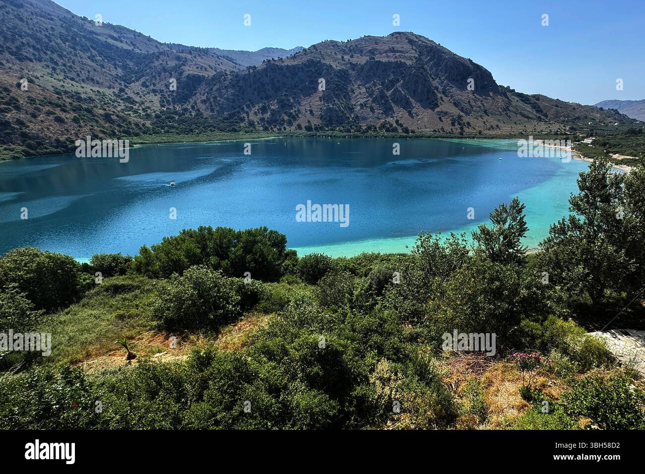 07.06.2025 , xsvx, Reise Urlaub, Griechenland Kreta emwir, v.l. Lake Kournas. Der Kournas-See griechisch ÎÎÎ¼Î½Î ÎºÎÏÖÏÎ½Î ist der einzige natürliche Süßwassersee auf Kreta. Er liegt in einem Tal umgeben von Bergen und üppigem Grün, etwa 4 km von Georgioupolis entfernt, in der Region Chania. Voir Kournas Kournas *** 07 06 2025 , xsvx, vacances de voyage, Grèce Crète emwir, v l Lac Kournas Lac Kournas grec Î ÎÎ¼Î½Î- ÎºÎÏÖÏÎ½Î est le seul lac naturel d'eau douce en Crète il est situé dans une vallée entourée de montagnes et de verdure luxuriante, à environ 4 km de Georgioupolis, dans le lac de la Canée Banque D'Images