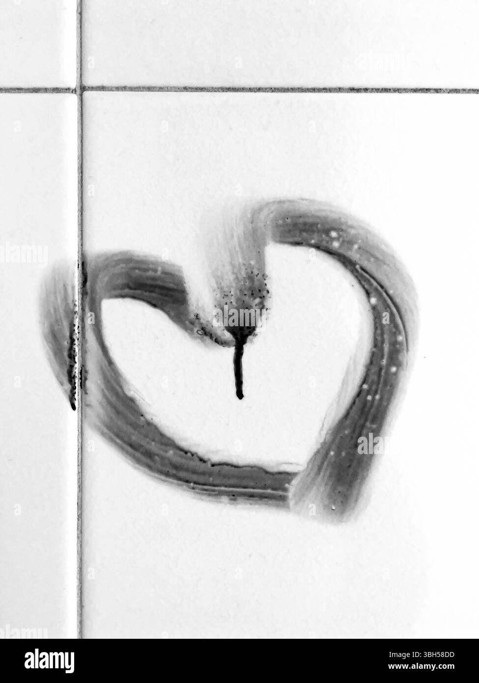 Symbole de coeur dessiné sur les carreaux de salle de bain. Concept de la Saint-Valentin Banque D'Images