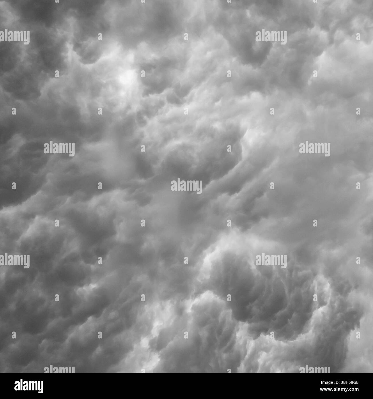 Nuages de tempête inquiétants. Ciel avant un orage. Nuages sombres comme arrière-plan Banque D'Images