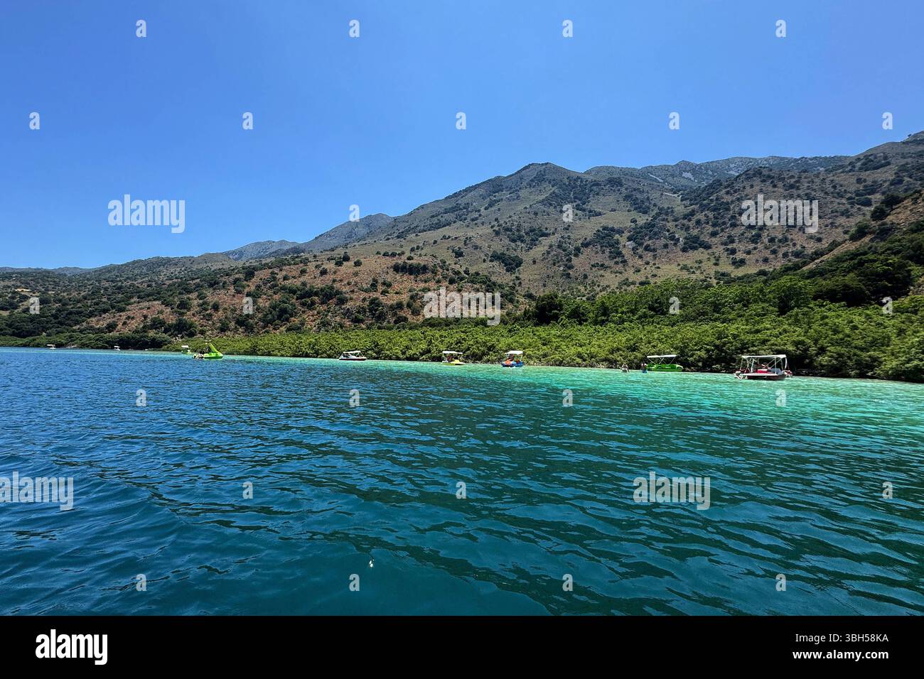 07.06.2025 , xsvx, Reise Urlaub, Griechenland Kreta emwir, v.l. Lake Kournas. Der Kournas-See griechisch ÎÎÎ¼Î½Î ÎºÎÏÖÏÎ½Î ist der einzige natürliche Süßwassersee auf Kreta. Er liegt in einem Tal umgeben von Bergen und üppigem Grün, etwa 4 km von Georgioupolis entfernt, in der Region Chania. Voir Kournas Kournas *** 07 06 2025 , xsvx, vacances de voyage, Grèce Crète emwir, v l Lac Kournas Lac Kournas grec Î ÎÎ¼Î½Î- ÎºÎÏÖÏÎ½Î est le seul lac naturel d'eau douce en Crète il est situé dans une vallée entourée de montagnes et de verdure luxuriante, à environ 4 km de Georgioupolis, dans le lac de la Canée Banque D'Images