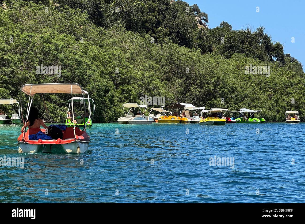 07.06.2025 , xsvx, Reise Urlaub, Griechenland Kreta emwir, v.l. Lake Kournas. Der Kournas-See griechisch ÎÎÎ¼Î½Î ÎºÎÏÖÏÎ½Î ist der einzige natürliche Süßwassersee auf Kreta. Er liegt in einem Tal umgeben von Bergen und üppigem Grün, etwa 4 km von Georgioupolis entfernt, in der Region Chania. Voir Kournas Kournas *** 07 06 2025 , xsvx, vacances de voyage, Grèce Crète emwir, v l Lac Kournas Lac Kournas grec Î ÎÎ¼Î½Î- ÎºÎÏÖÏÎ½Î est le seul lac naturel d'eau douce en Crète il est situé dans une vallée entourée de montagnes et de verdure luxuriante, à environ 4 km de Georgioupolis, dans le lac de la Canée Banque D'Images