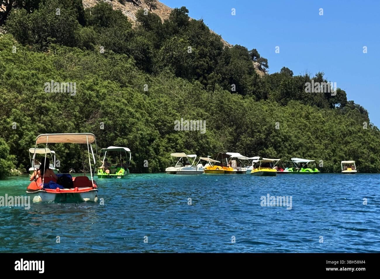 07.06.2025 , xsvx, Reise Urlaub, Griechenland Kreta emwir, v.l. Lake Kournas. Der Kournas-See griechisch ÎÎÎ¼Î½Î ÎºÎÏÖÏÎ½Î ist der einzige natürliche Süßwassersee auf Kreta. Er liegt in einem Tal umgeben von Bergen und üppigem Grün, etwa 4 km von Georgioupolis entfernt, in der Region Chania. Voir Kournas Kournas *** 07 06 2025 , xsvx, vacances de voyage, Grèce Crète emwir, v l Lac Kournas Lac Kournas grec Î ÎÎ¼Î½Î- ÎºÎÏÖÏÎ½Î est le seul lac naturel d'eau douce en Crète il est situé dans une vallée entourée de montagnes et de verdure luxuriante, à environ 4 km de Georgioupolis, dans le lac de la Canée Banque D'Images