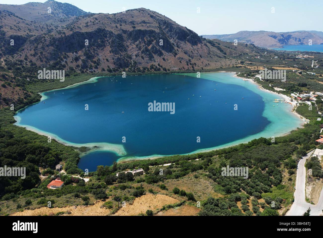 07.06.2025 , xsvx, Reise Urlaub, Griechenland Kreta emwir, v.l. Lake Kournas. Der Kournas-See griechisch ÎÎÎ¼Î½Î ÎºÎÏÖÏÎ½Î ist der einzige natürliche Süßwassersee auf Kreta. Er liegt in einem Tal umgeben von Bergen und üppigem Grün, etwa 4 km von Georgioupolis entfernt, in der Region Chania. Voir Kournas Kournas *** 07 06 2025 , xsvx, vacances de voyage, Grèce Crète emwir, v l Lac Kournas Lac Kournas grec Î ÎÎ¼Î½Î- ÎºÎÏÖÏÎ½Î est le seul lac naturel d'eau douce en Crète il est situé dans une vallée entourée de montagnes et de verdure luxuriante, à environ 4 km de Georgioupolis, dans le lac de la Canée Banque D'Images
