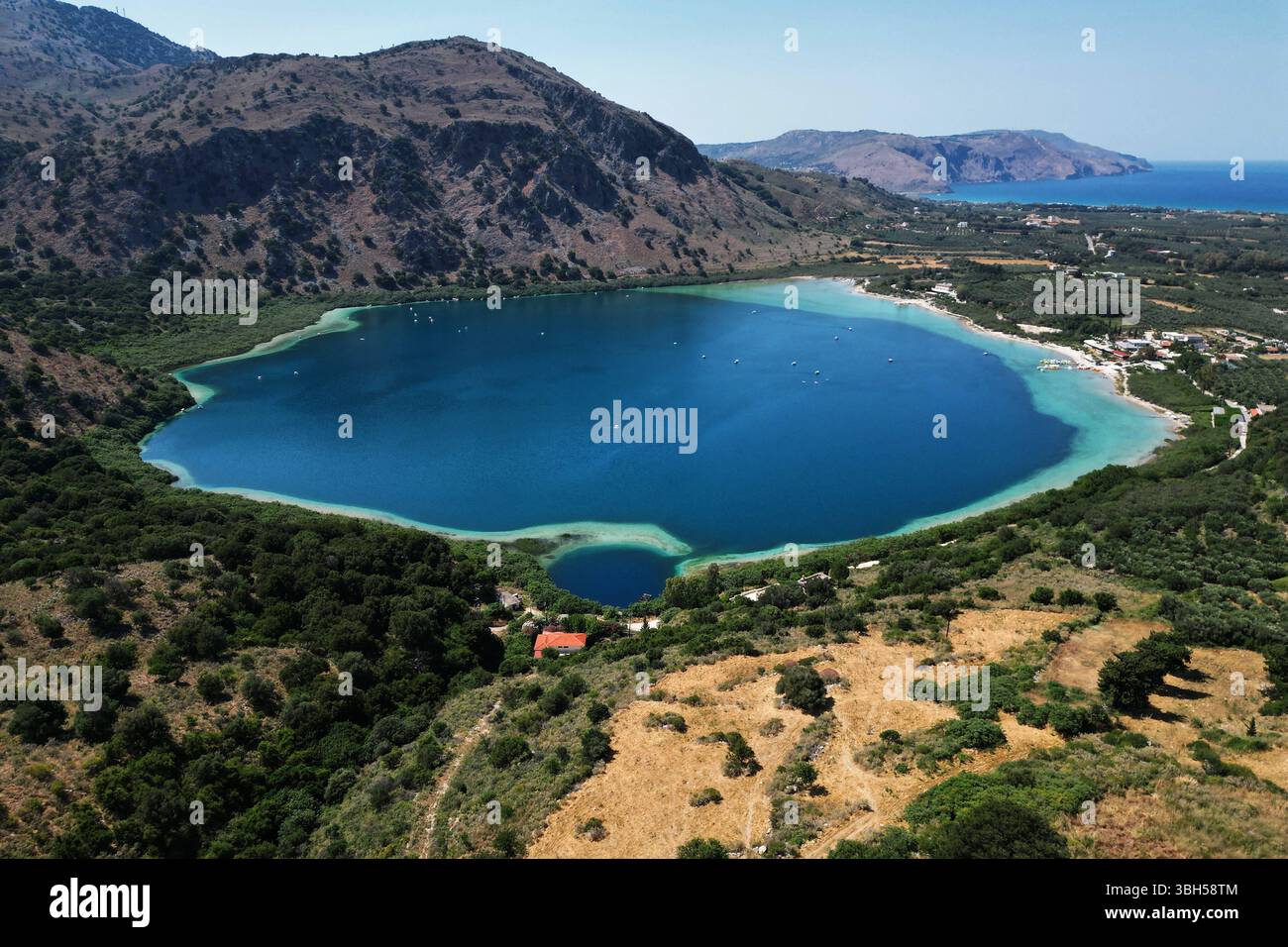 07.06.2025 , xsvx, Reise Urlaub, Griechenland Kreta emwir, v.l. Lake Kournas. Der Kournas-See griechisch ÎÎÎ¼Î½Î ÎºÎÏÖÏÎ½Î ist der einzige natürliche Süßwassersee auf Kreta. Er liegt in einem Tal umgeben von Bergen und üppigem Grün, etwa 4 km von Georgioupolis entfernt, in der Region Chania. Voir Kournas Kournas *** 07 06 2025 , xsvx, vacances de voyage, Grèce Crète emwir, v l Lac Kournas Lac Kournas grec Î ÎÎ¼Î½Î- ÎºÎÏÖÏÎ½Î est le seul lac naturel d'eau douce en Crète il est situé dans une vallée entourée de montagnes et de verdure luxuriante, à environ 4 km de Georgioupolis, dans le lac de la Canée Banque D'Images