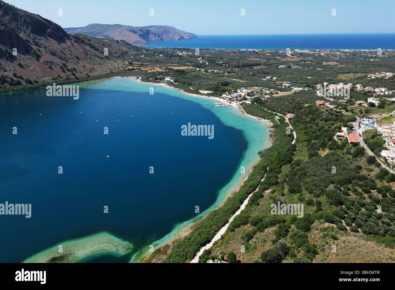 07.06.2025 , xsvx, Reise Urlaub, Griechenland Kreta emwir, v.l. Lake Kournas. Der Kournas-See griechisch ÎÎÎ¼Î½Î ÎºÎÏÖÏÎ½Î ist der einzige natürliche Süßwassersee auf Kreta. Er liegt in einem Tal umgeben von Bergen und üppigem Grün, etwa 4 km von Georgioupolis entfernt, in der Region Chania. Voir Kournas Kournas *** 07 06 2025 , xsvx, vacances de voyage, Grèce Crète emwir, v l Lac Kournas Lac Kournas grec Î ÎÎ¼Î½Î- ÎºÎÏÖÏÎ½Î est le seul lac naturel d'eau douce en Crète il est situé dans une vallée entourée de montagnes et de verdure luxuriante, à environ 4 km de Georgioupolis, dans le lac de la Canée Banque D'Images