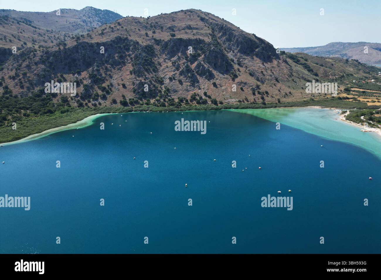 07.06.2025 , xsvx, Reise Urlaub, Griechenland Kreta emwir, v.l. Lake Kournas. Der Kournas-See griechisch ÎÎÎ¼Î½Î ÎºÎÏÖÏÎ½Î ist der einzige natürliche Süßwassersee auf Kreta. Er liegt in einem Tal umgeben von Bergen und üppigem Grün, etwa 4 km von Georgioupolis entfernt, in der Region Chania. Voir Kournas Kournas *** 07 06 2025 , xsvx, vacances de voyage, Grèce Crète emwir, v l Lac Kournas Lac Kournas grec Î ÎÎ¼Î½Î- ÎºÎÏÖÏÎ½Î est le seul lac naturel d'eau douce en Crète il est situé dans une vallée entourée de montagnes et de verdure luxuriante, à environ 4 km de Georgioupolis, dans le lac de la Canée Banque D'Images