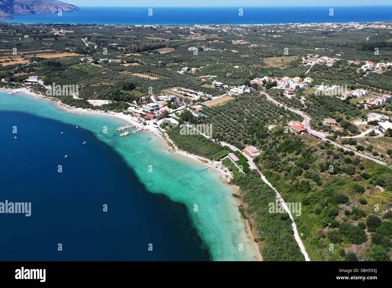 07.06.2025 , xsvx, Reise Urlaub, Griechenland Kreta emwir, v.l. Lake Kournas. Der Kournas-See griechisch ÎÎÎ¼Î½Î ÎºÎÏÖÏÎ½Î ist der einzige natürliche Süßwassersee auf Kreta. Er liegt in einem Tal umgeben von Bergen und üppigem Grün, etwa 4 km von Georgioupolis entfernt, in der Region Chania. Voir Kournas Kournas *** 07 06 2025 , xsvx, vacances de voyage, Grèce Crète emwir, v l Lac Kournas Lac Kournas grec Î ÎÎ¼Î½Î- ÎºÎÏÖÏÎ½Î est le seul lac naturel d'eau douce en Crète il est situé dans une vallée entourée de montagnes et de verdure luxuriante, à environ 4 km de Georgioupolis, dans le lac de la Canée Banque D'Images