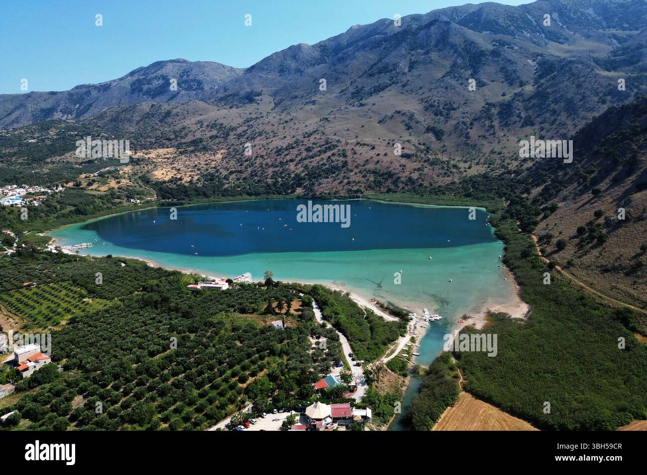07.06.2025 , xsvx, Reise Urlaub, Griechenland Kreta emwir, v.l. Lake Kournas. Der Kournas-See griechisch ÎÎÎ¼Î½Î ÎºÎÏÖÏÎ½Î ist der einzige natürliche Süßwassersee auf Kreta. Er liegt in einem Tal umgeben von Bergen und üppigem Grün, etwa 4 km von Georgioupolis entfernt, in der Region Chania. Voir Kournas Kournas *** 07 06 2025 , xsvx, vacances de voyage, Grèce Crète emwir, v l Lac Kournas Lac Kournas grec Î ÎÎ¼Î½Î- ÎºÎÏÖÏÎ½Î est le seul lac naturel d'eau douce en Crète il est situé dans une vallée entourée de montagnes et de verdure luxuriante, à environ 4 km de Georgioupolis, dans le lac de la Canée Banque D'Images