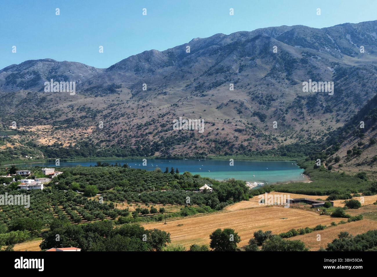 07.06.2025 , xsvx, Reise Urlaub, Griechenland Kreta emwir, v.l. Lake Kournas. Der Kournas-See griechisch ÎÎÎ¼Î½Î ÎºÎÏÖÏÎ½Î ist der einzige natürliche Süßwassersee auf Kreta. Er liegt in einem Tal umgeben von Bergen und üppigem Grün, etwa 4 km von Georgioupolis entfernt, in der Region Chania. Voir Kournas Kournas *** 07 06 2025 , xsvx, vacances de voyage, Grèce Crète emwir, v l Lac Kournas Lac Kournas grec Î ÎÎ¼Î½Î- ÎºÎÏÖÏÎ½Î est le seul lac naturel d'eau douce en Crète il est situé dans une vallée entourée de montagnes et de verdure luxuriante, à environ 4 km de Georgioupolis, dans le lac de la Canée Banque D'Images