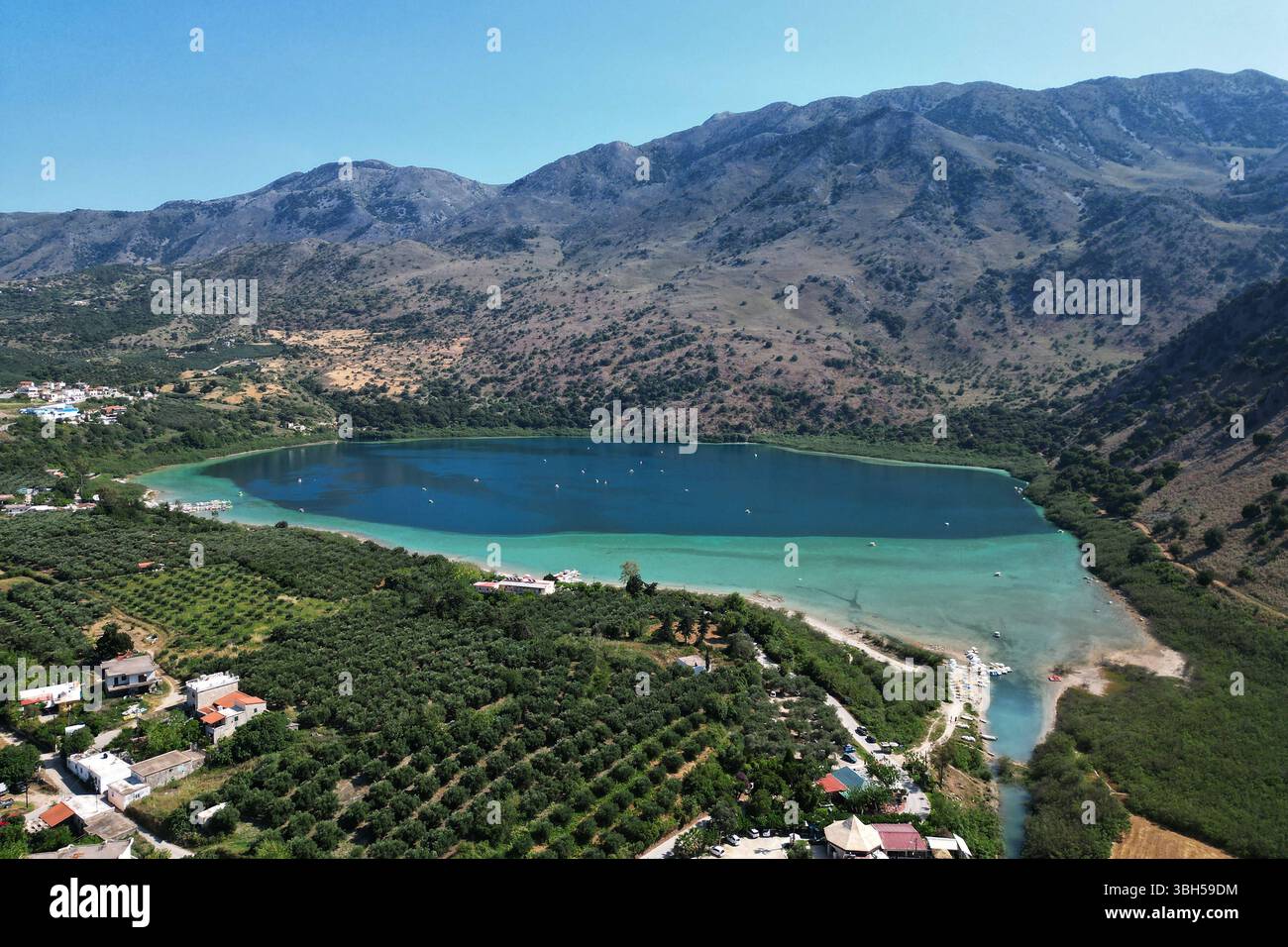 07.06.2025 , xsvx, Reise Urlaub, Griechenland Kreta emwir, v.l. Lake Kournas. Der Kournas-See griechisch ÎÎÎ¼Î½Î ÎºÎÏÖÏÎ½Î ist der einzige natürliche Süßwassersee auf Kreta. Er liegt in einem Tal umgeben von Bergen und üppigem Grün, etwa 4 km von Georgioupolis entfernt, in der Region Chania. Voir Kournas Kournas *** 07 06 2025 , xsvx, vacances de voyage, Grèce Crète emwir, v l Lac Kournas Lac Kournas grec Î ÎÎ¼Î½Î- ÎºÎÏÖÏÎ½Î est le seul lac naturel d'eau douce en Crète il est situé dans une vallée entourée de montagnes et de verdure luxuriante, à environ 4 km de Georgioupolis, dans le lac de la Canée Banque D'Images