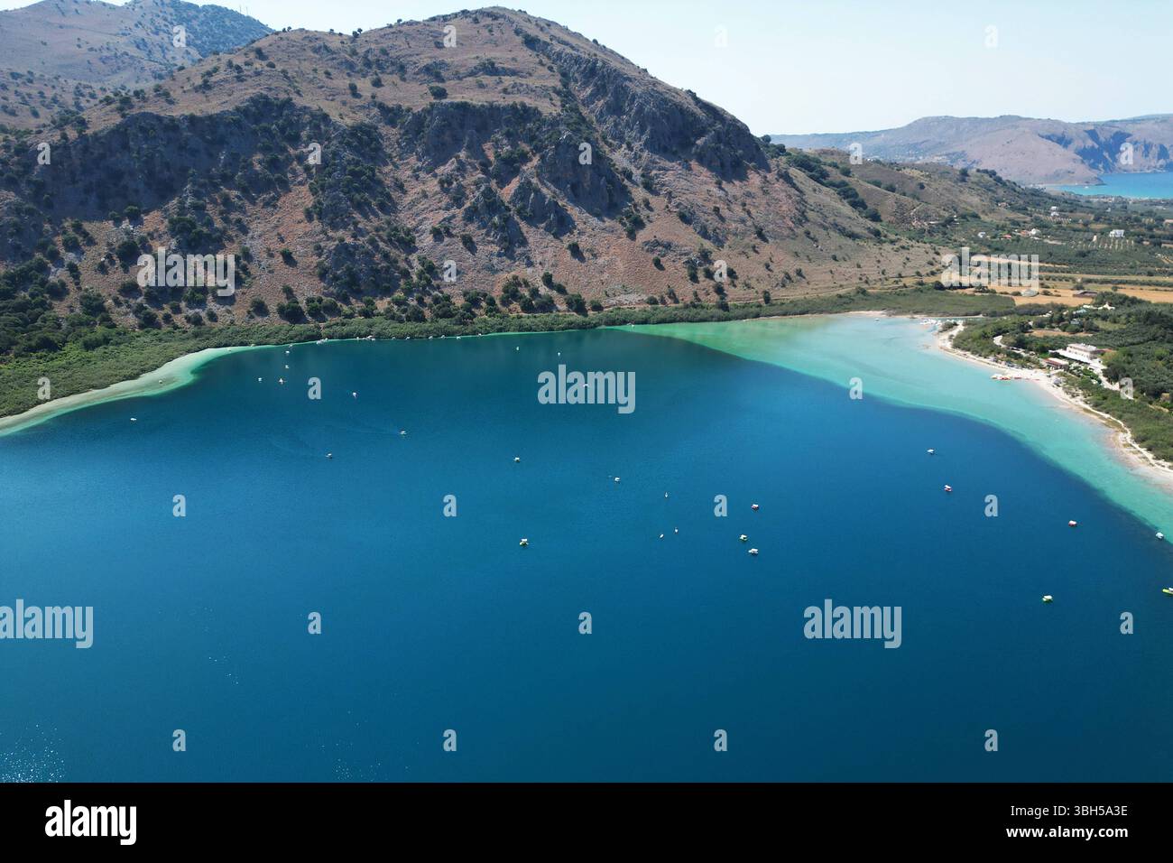 07.06.2025 , xsvx, Reise Urlaub, Griechenland Kreta emwir, v.l. Lake Kournas. Der Kournas-See griechisch ÎÎÎ¼Î½Î ÎºÎÏÖÏÎ½Î ist der einzige natürliche Süßwassersee auf Kreta. Er liegt in einem Tal umgeben von Bergen und üppigem Grün, etwa 4 km von Georgioupolis entfernt, in der Region Chania. Voir Kournas Kournas *** 07 06 2025 , xsvx, vacances de voyage, Grèce Crète emwir, v l Lac Kournas Lac Kournas grec Î ÎÎ¼Î½Î- ÎºÎÏÖÏÎ½Î est le seul lac naturel d'eau douce en Crète il est situé dans une vallée entourée de montagnes et de verdure luxuriante, à environ 4 km de Georgioupolis, dans le lac de la Canée Banque D'Images