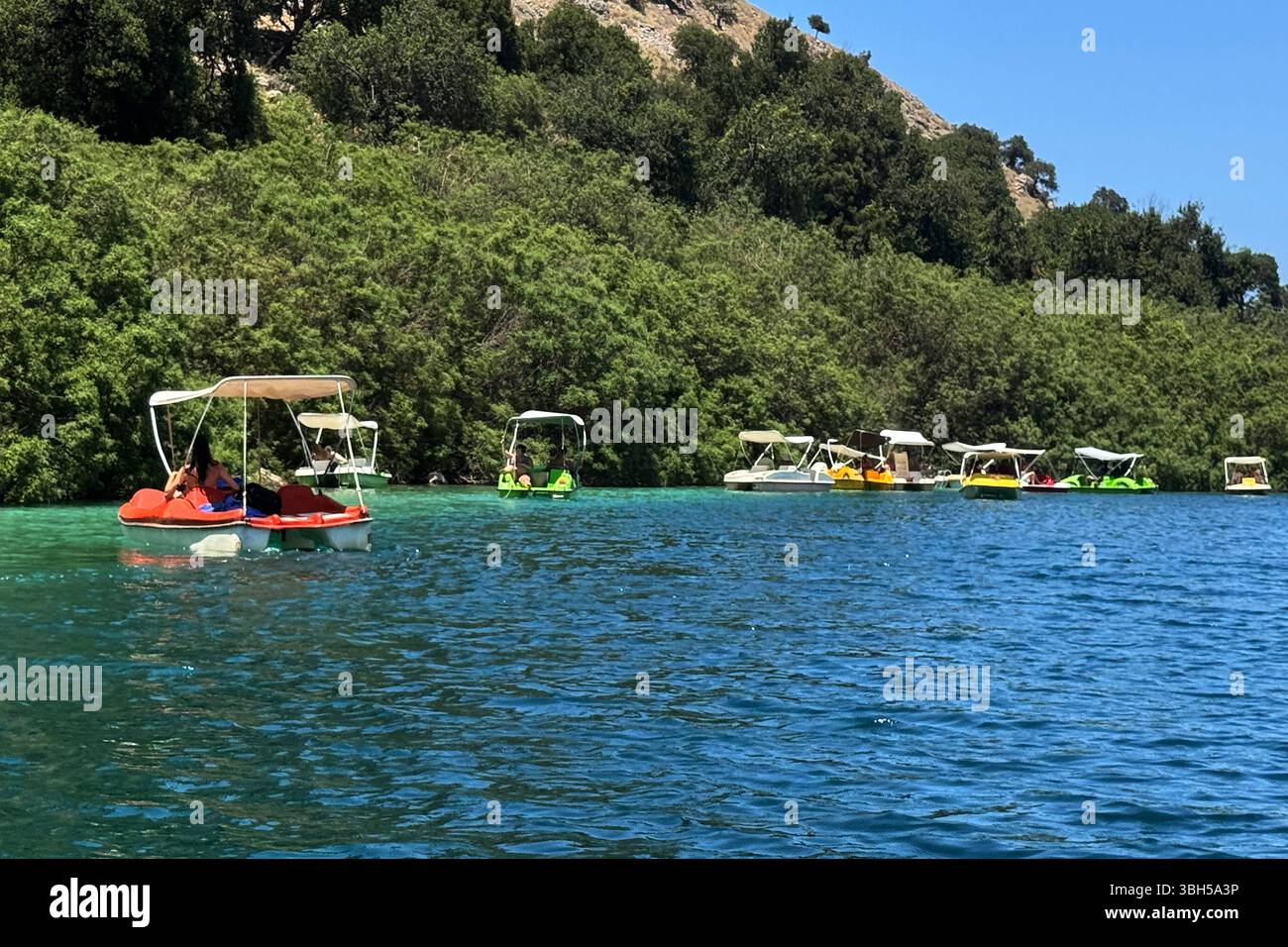 07.06.2025 , xsvx, Reise Urlaub, Griechenland Kreta emwir, v.l. Lake Kournas. Der Kournas-See griechisch ÎÎÎ¼Î½Î ÎºÎÏÖÏÎ½Î ist der einzige natürliche Süßwassersee auf Kreta. Er liegt in einem Tal umgeben von Bergen und üppigem Grün, etwa 4 km von Georgioupolis entfernt, in der Region Chania. Voir Kournas Kournas *** 07 06 2025 , xsvx, vacances de voyage, Grèce Crète emwir, v l Lac Kournas Lac Kournas grec Î ÎÎ¼Î½Î- ÎºÎÏÖÏÎ½Î est le seul lac naturel d'eau douce en Crète il est situé dans une vallée entourée de montagnes et de verdure luxuriante, à environ 4 km de Georgioupolis, dans le lac de la Canée Banque D'Images