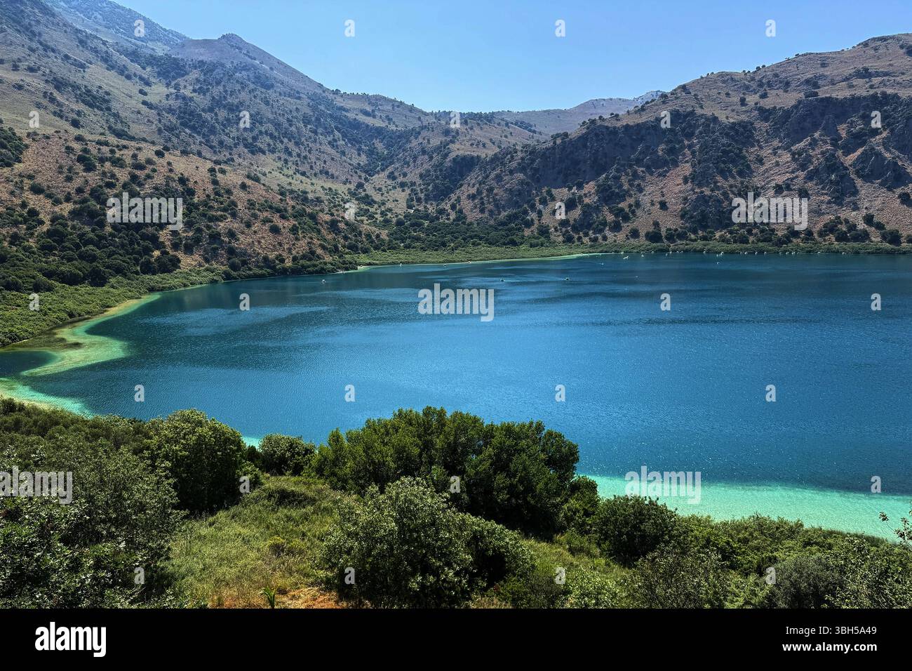07.06.2025 , xsvx, Reise Urlaub, Griechenland Kreta emwir, v.l. Lake Kournas. Der Kournas-See griechisch ÎÎÎ¼Î½Î ÎºÎÏÖÏÎ½Î ist der einzige natürliche Süßwassersee auf Kreta. Er liegt in einem Tal umgeben von Bergen und üppigem Grün, etwa 4 km von Georgioupolis entfernt, in der Region Chania. Voir Kournas Kournas *** 07 06 2025 , xsvx, vacances de voyage, Grèce Crète emwir, v l Lac Kournas Lac Kournas grec Î ÎÎ¼Î½Î- ÎºÎÏÖÏÎ½Î est le seul lac naturel d'eau douce en Crète il est situé dans une vallée entourée de montagnes et de verdure luxuriante, à environ 4 km de Georgioupolis, dans le lac de la Canée Banque D'Images