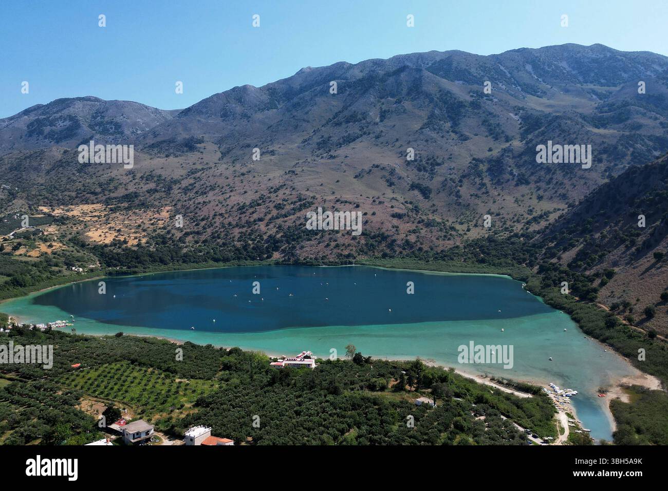 07.06.2025 , xsvx, Reise Urlaub, Griechenland Kreta emwir, v.l. Lake Kournas. Der Kournas-See griechisch ÎÎÎ¼Î½Î ÎºÎÏÖÏÎ½Î ist der einzige natürliche Süßwassersee auf Kreta. Er liegt in einem Tal umgeben von Bergen und üppigem Grün, etwa 4 km von Georgioupolis entfernt, in der Region Chania. Voir Kournas Kournas *** 07 06 2025 , xsvx, vacances de voyage, Grèce Crète emwir, v l Lac Kournas Lac Kournas grec Î ÎÎ¼Î½Î- ÎºÎÏÖÏÎ½Î est le seul lac naturel d'eau douce en Crète il est situé dans une vallée entourée de montagnes et de verdure luxuriante, à environ 4 km de Georgioupolis, dans le lac de la Canée Banque D'Images