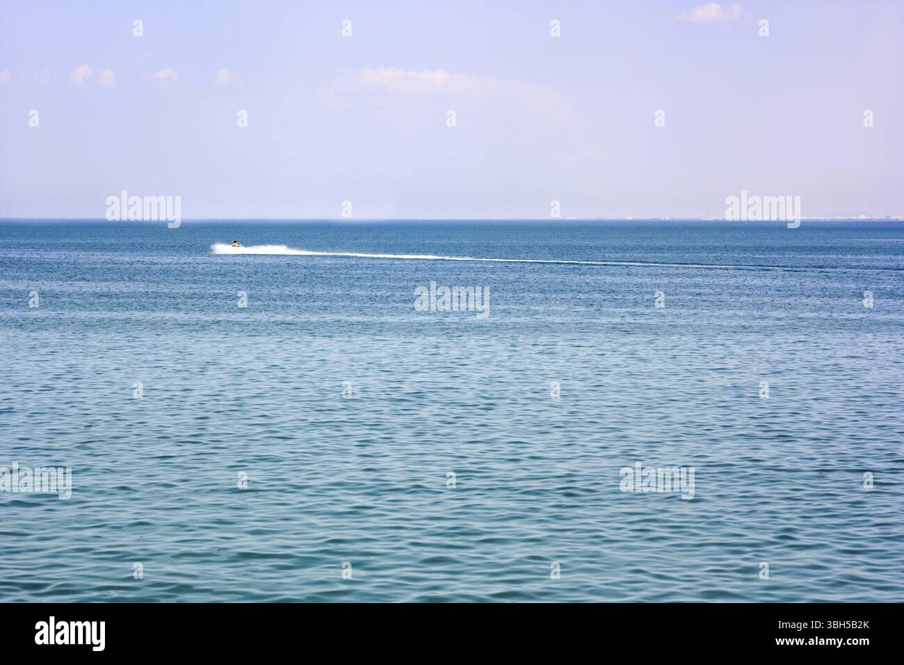 Piste de mousse sur la surface de la mer à l'arrière du bateau à moteur à grande vitesse unique Banque D'Images