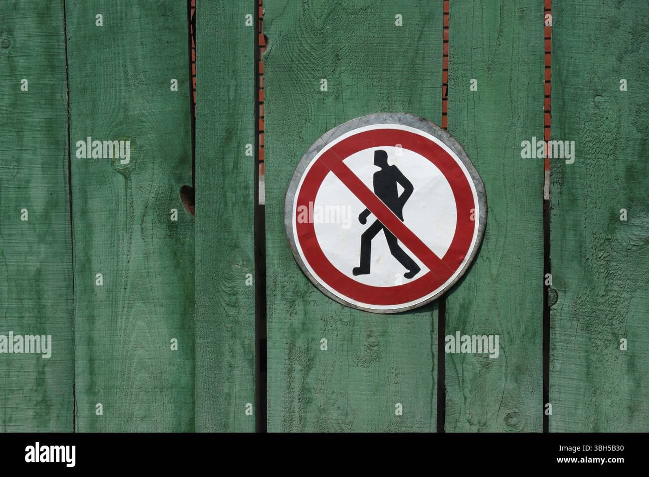 Passage interdit. Sign sur la clôture de la zone de danger de travaux spéciaux Banque D'Images