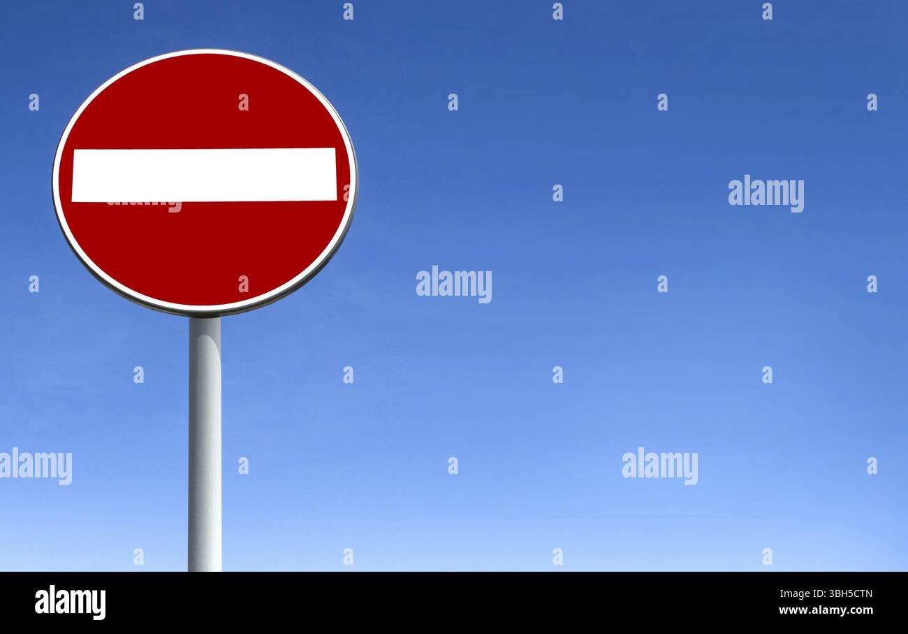 Entrée interdite pour la circulation des véhicules. Panneau routier contre ciel bleu. Espace pour le texte Banque D'Images