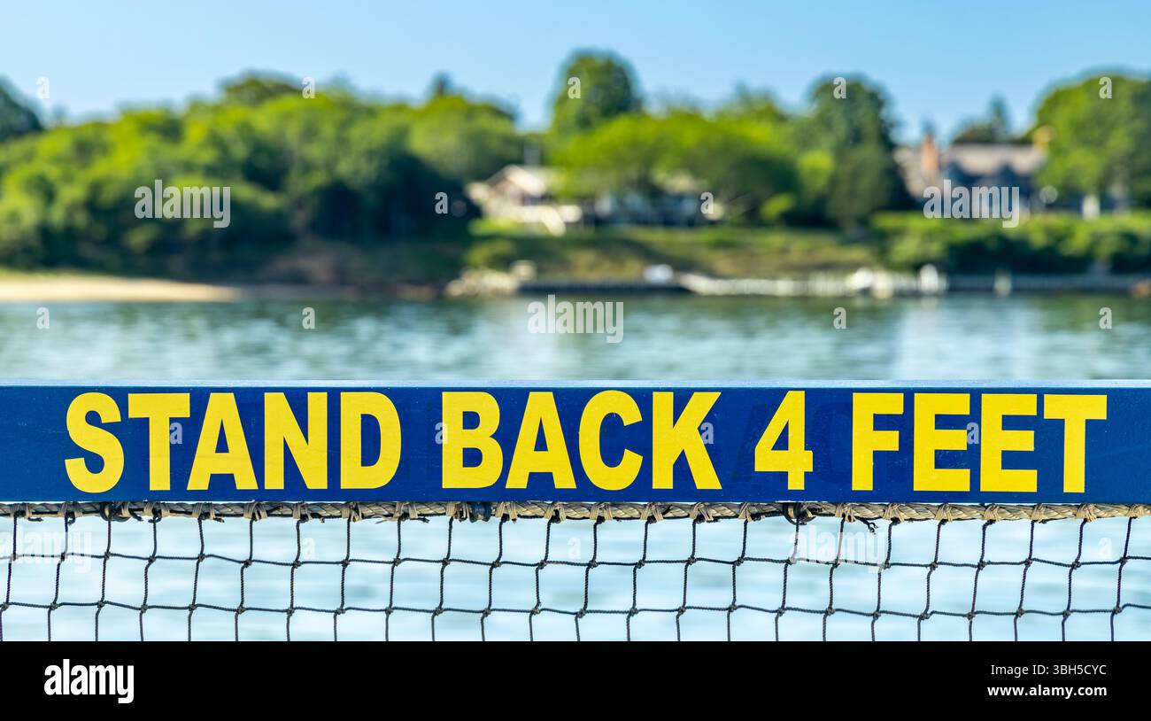 image détaillée d'une barrière sur un ferry indiquant de se tenir en arrière de 4 pieds en lettres jaunes d'imprimerie Banque D'Images