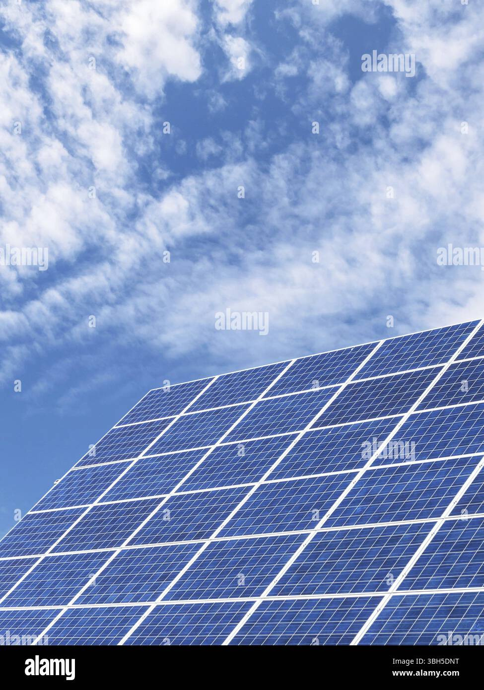 Panneaux solaires pour une énergie propre avec un fond de ciel bleu. Copier l'espace Banque D'Images Panneaux solaires pour une énergie propre avec un fond de ciel bleu. Copier l'espace Banque D'Images