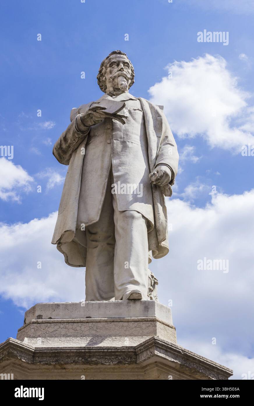 Vérone, ITALIE - 25 mai 2017 : Monument d'Aleardo Aleardi, poète, homme politique et patriote du Risorgimento italien, appartenant à l'actuel de roman Banque D'Images