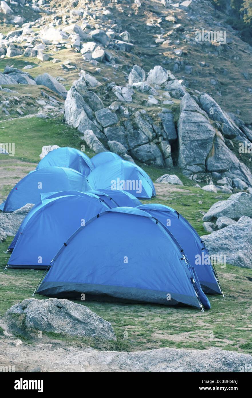 Les tentes campent dans le plus haut système de montagne de la Terre. Tourisme simple au pied des montagnes de l'Himalaya Banque D'Images Les tentes campent dans le plus haut système de montagne de la Terre. Tourisme simple au pied des montagnes de l'Himalaya Banque D'Images