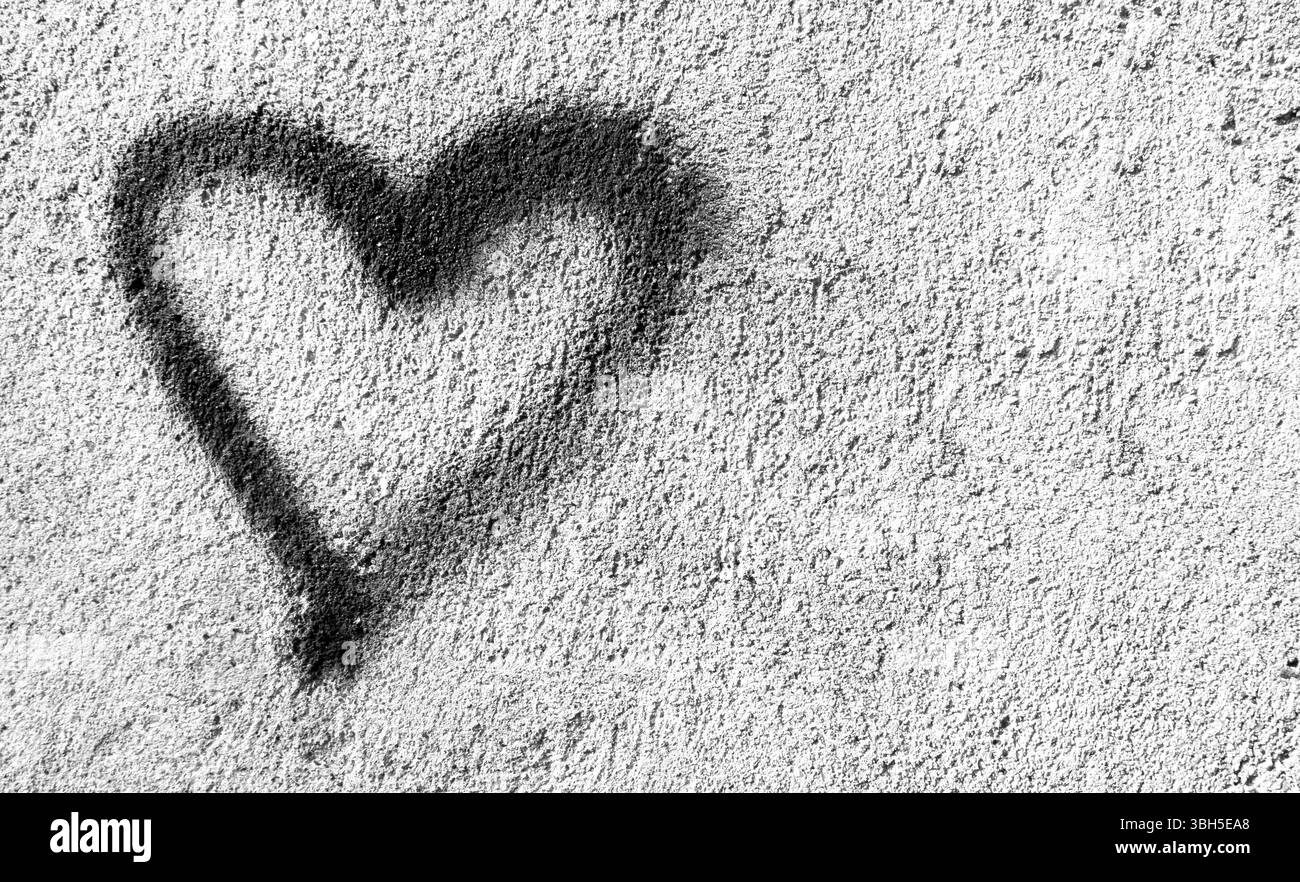 Symbole de coeur noir peint sur le mur grunge. Idéal pour la Saint-Valentin Banque D'Images