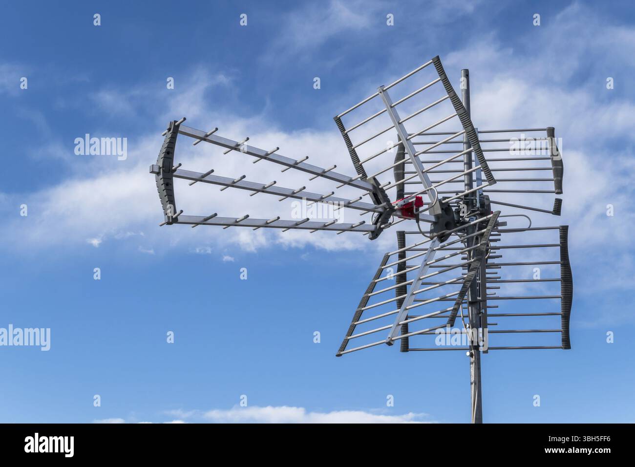 Antenne directionnelle pour la réception de la télévision numérique DVB-T et DVB-T2 contre un ciel bleu Banque D'Images