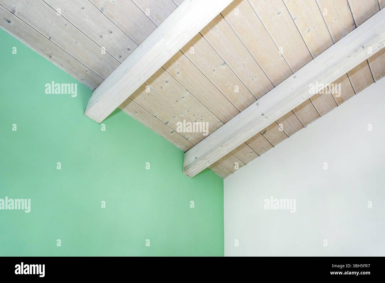 Plafond en bois avec poutres apparentes. Toit intérieur en bois avec poutres apparentes Banque D'Images