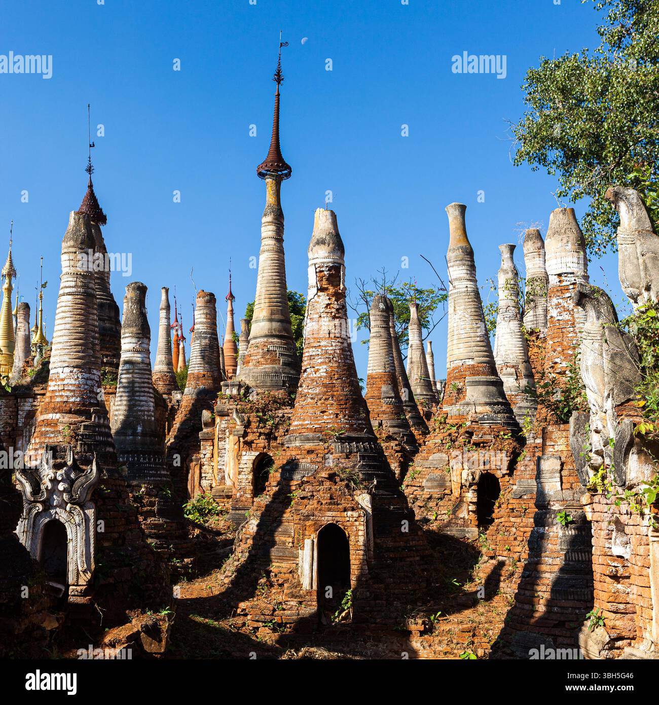 Au temple Dein au Myanmar. Vieux stupas bouddhistes au lac Inle. Étonnantes pagodes anciennes au Myanmar. Banque D'Images