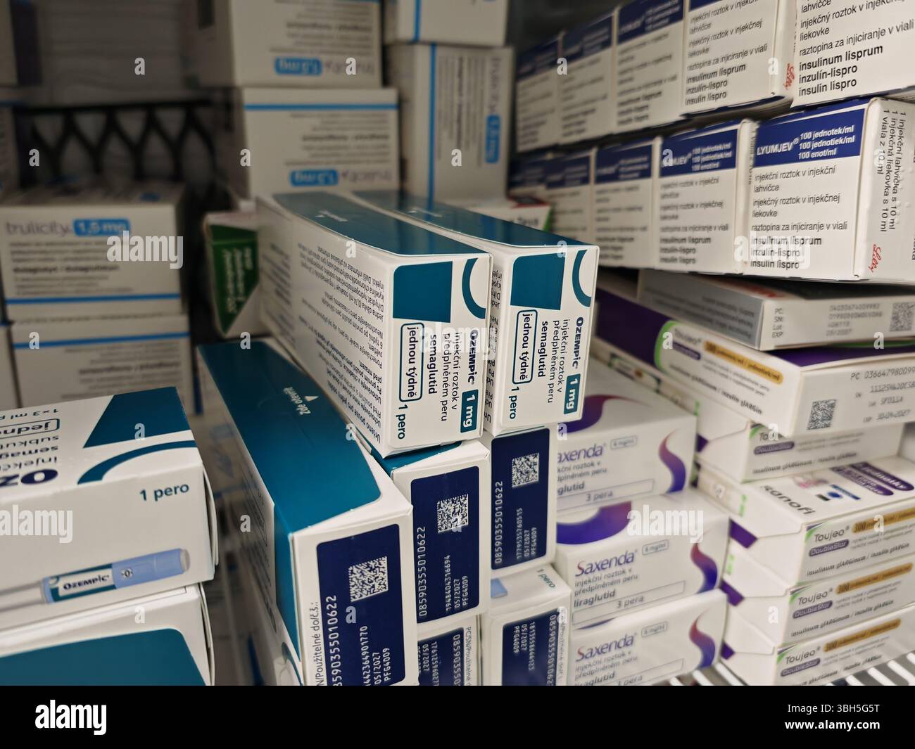 Prague, République tchèque - 8 avril 2025 : stylo Ozempic avec semaglutide utilisé pour le diabète de type 2 et le contrôle de la glycémie, produit par Novo Nordisk. Banque D'Images