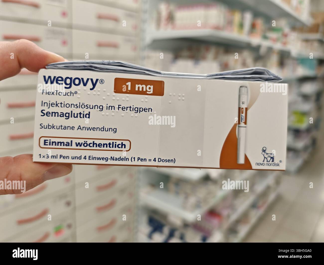 Prague, République Tchèque-8 avril 2025 : stylo WGOVY avec semaglutide utilisé pour le diabète de type 2 et le contrôle de la glycémie, produit par Novo Nordisk. Banque D'Images