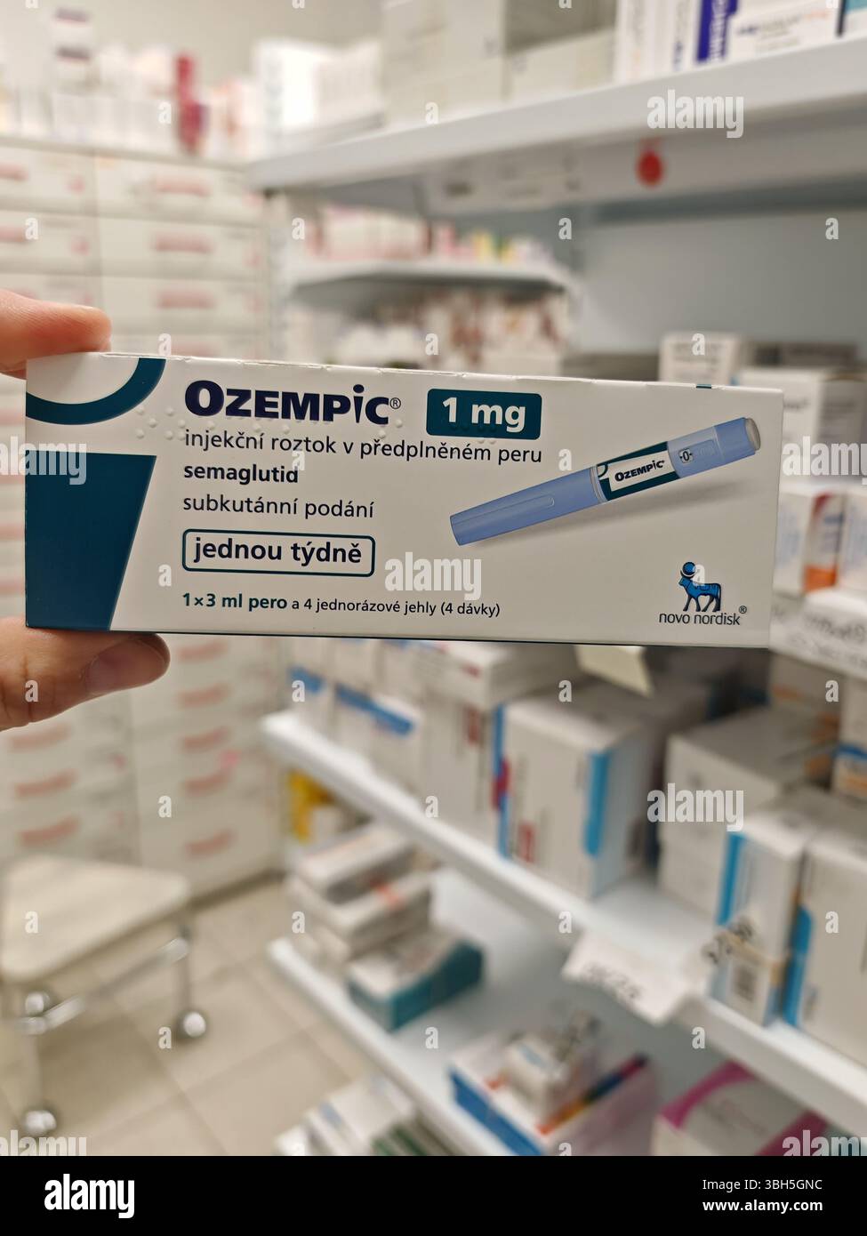 Prague, République tchèque - 8 avril 2025 : stylo Ozempic avec semaglutide utilisé pour le diabète de type 2 et le contrôle de la glycémie, produit par Novo Nordisk. Banque D'Images