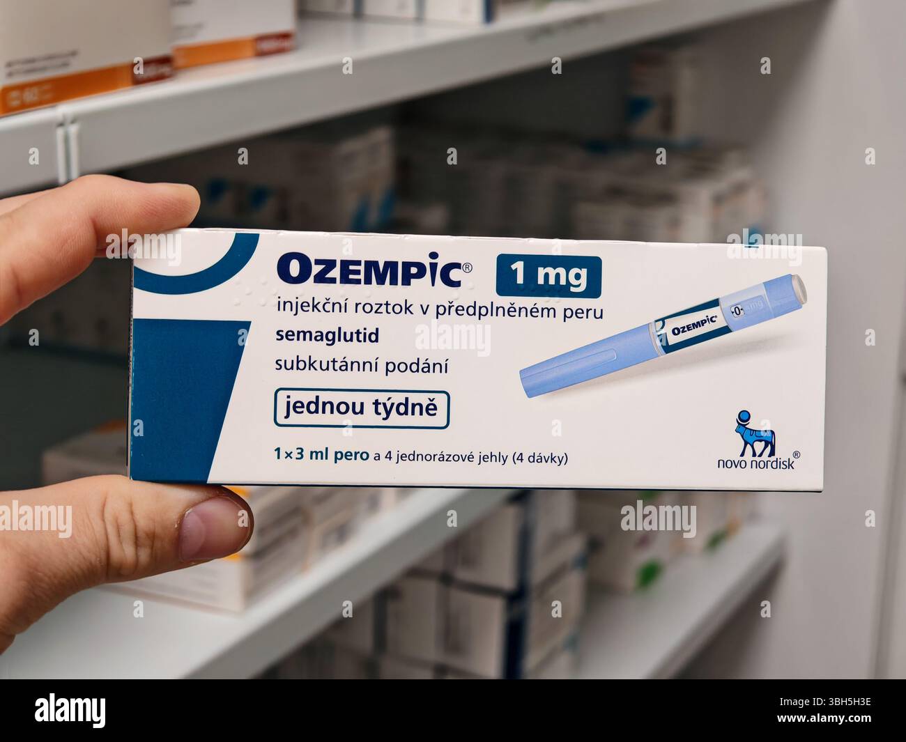 Prague, République tchèque - 8 avril 2025 : stylo Ozempic avec semaglutide utilisé pour le diabète de type 2 et le contrôle de la glycémie, produit par Novo Nordisk. Banque D'Images