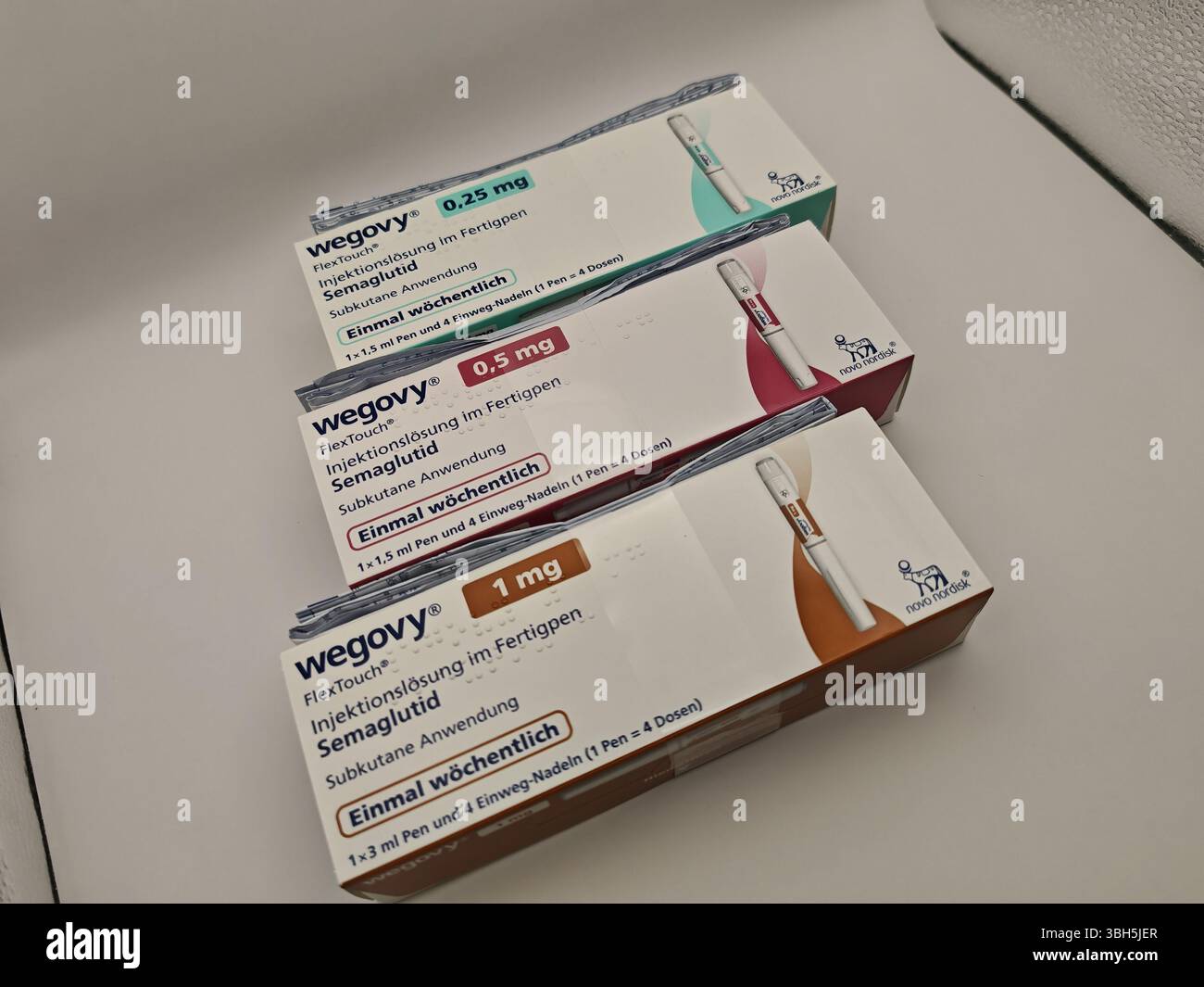 Prague, République tchèque - 8 avril 2025 : stylo Ozempic avec semaglutide utilisé pour le diabète de type 2 et le contrôle de la glycémie, produit par Novo Nordisk. Banque D'Images
