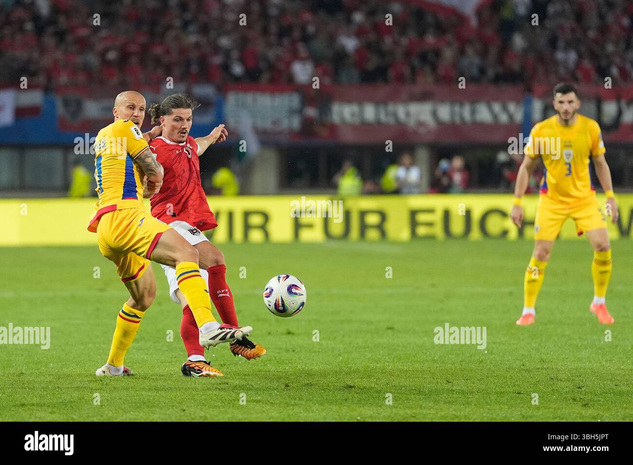 VIENNE, AUTRICHE - 7 JUIN : le roumain Vlad Chiriches se bat pour le ballon contre l'autrichien Marcel Sabitzer lors du match de qualification européenne de la Coupe du monde de la FIFA 2026 opposant l'Autriche à la Roumanie le 7 juin 2025 au stade Ernst Happel de Vienne, Autriche.250607_SEPA_19_067 - 20250607_PD12035 Banque D'Images