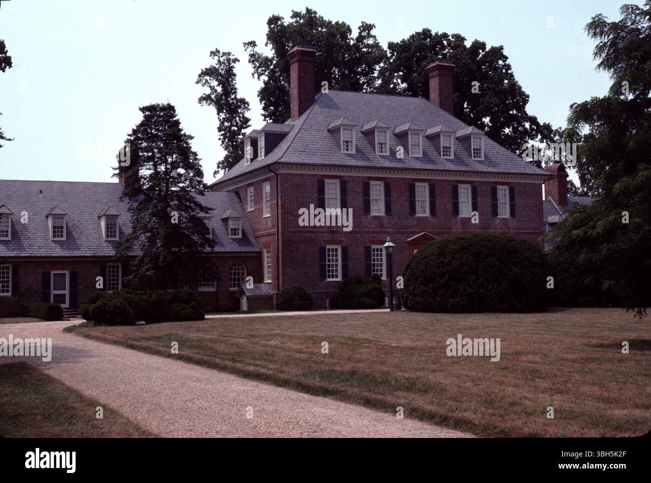 Williamsburg, Virginie. ÉTATS-UNIS. 9/1993. Construit vers 1755. Carter’s Grove Plantation était vraiment une grande dame de la Virginie coloniale qui devait voir les hauteurs de l’Amérique coloniale du 17ème siècle et les ravages du temps, de la nature et du délabrement du 21ème siècle prendre son péage. Les images que vous voyez montrent une partie du style de vie de l'un des derniers propriétaires de carter's Grove vers 1928 pris dans le 1993... une époque où un visiteur pouvait profiter d'une touche de richesse du dernier bienfaiteur de carter's Grove. La plantation carter’s Grove a fermé ses portes au public en 2003. Banque D'Images