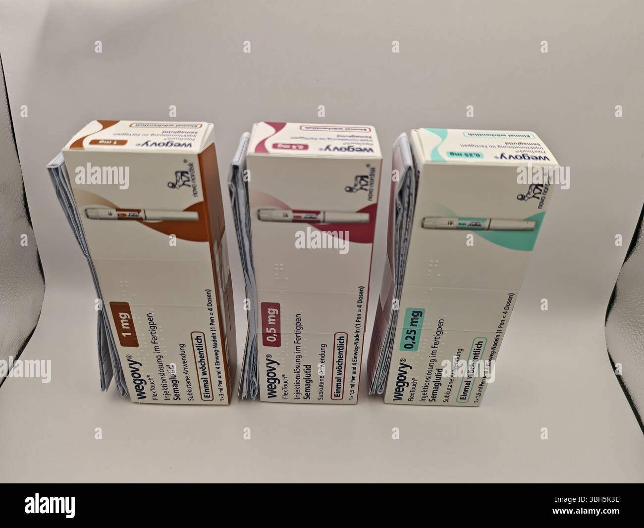 Prague, République tchèque - 8 avril 2025 : stylo Ozempic avec semaglutide utilisé pour le diabète de type 2 et le contrôle de la glycémie, produit par Novo Nordisk. Banque D'Images