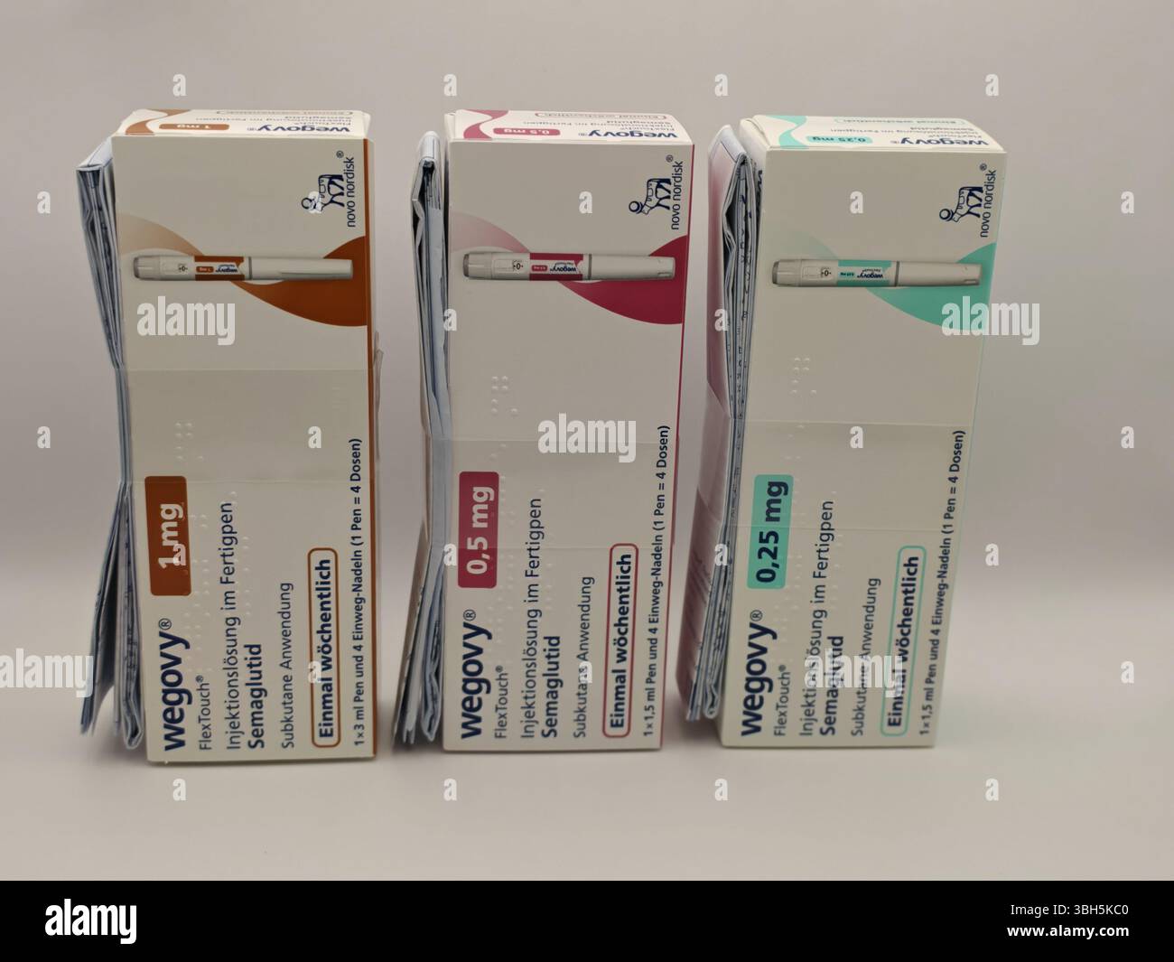 Prague, République tchèque - 8 avril 2025 : stylo Ozempic avec semaglutide utilisé pour le diabète de type 2 et le contrôle de la glycémie, produit par Novo Nordisk. Banque D'Images