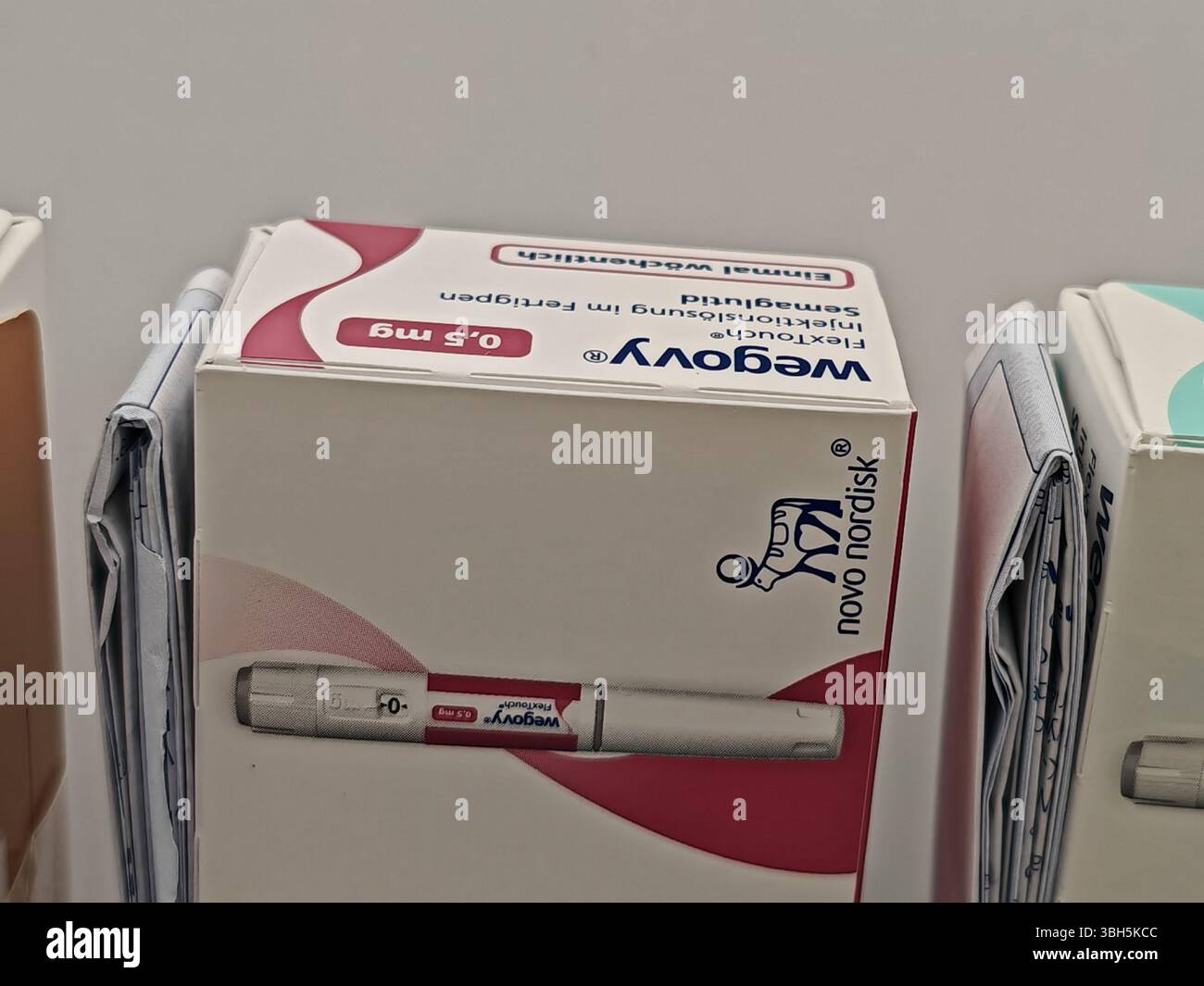 Prague, République tchèque - 8 avril 2025 : stylo Ozempic avec semaglutide utilisé pour le diabète de type 2 et le contrôle de la glycémie, produit par Novo Nordisk. Banque D'Images
