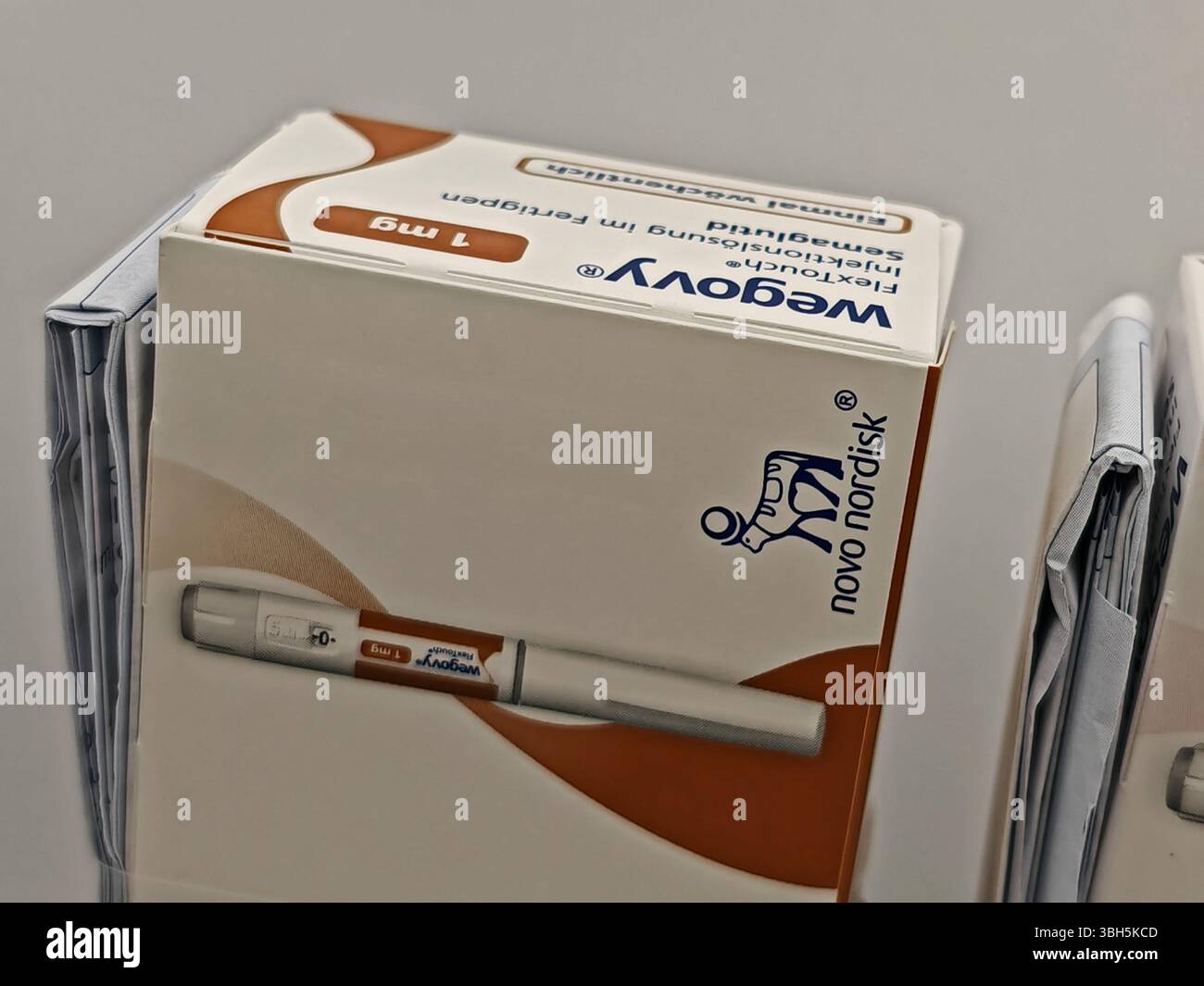 Prague, République tchèque - 8 avril 2025 : stylo Ozempic avec semaglutide utilisé pour le diabète de type 2 et le contrôle de la glycémie, produit par Novo Nordisk. Banque D'Images