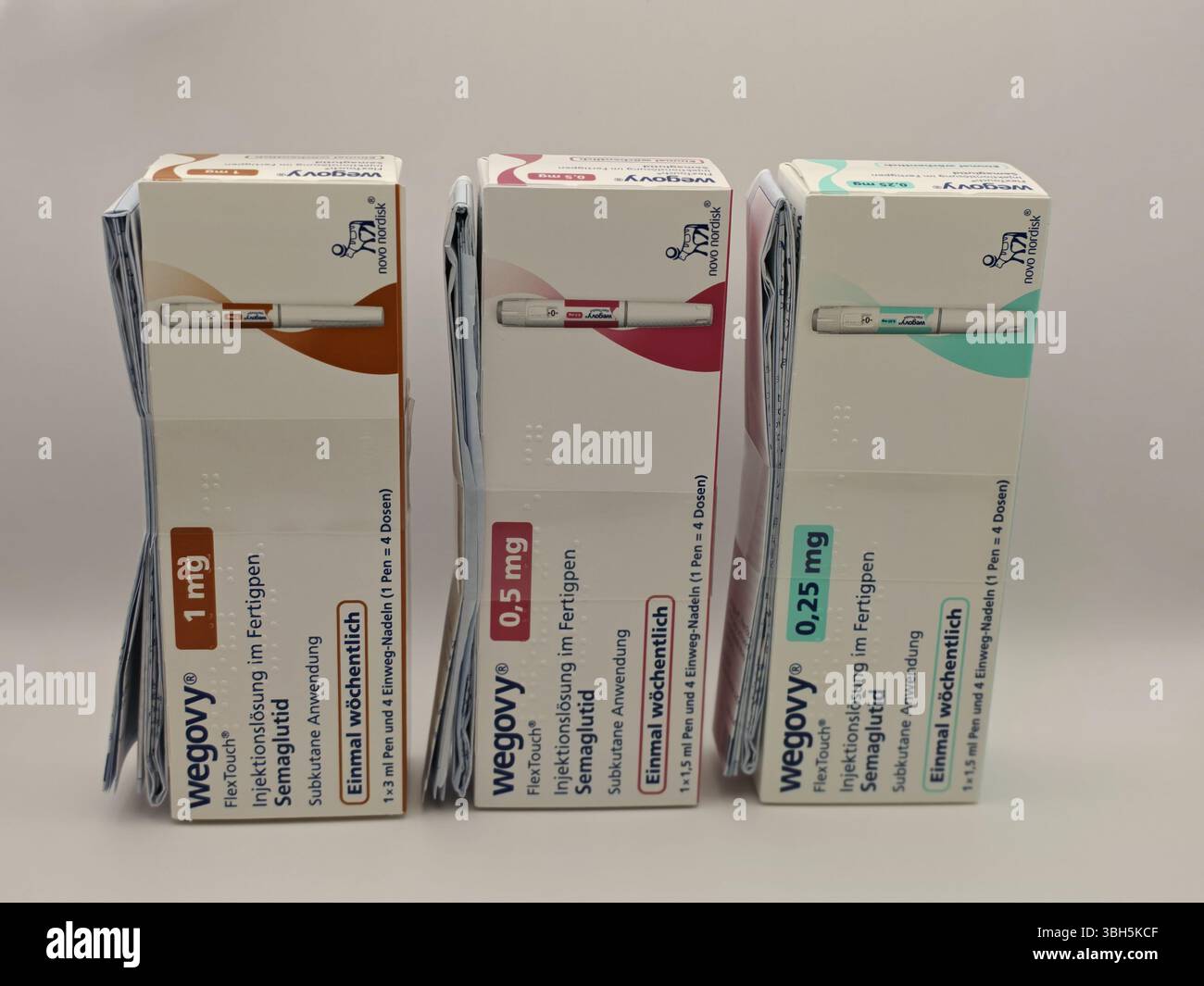 Prague, République tchèque - 8 avril 2025 : stylo Ozempic avec semaglutide utilisé pour le diabète de type 2 et le contrôle de la glycémie, produit par Novo Nordisk. Banque D'Images