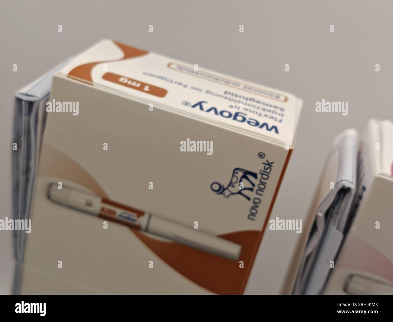 Prague, République tchèque - 8 avril 2025 : stylo Ozempic avec semaglutide utilisé pour le diabète de type 2 et le contrôle de la glycémie, produit par Novo Nordisk. Banque D'Images
