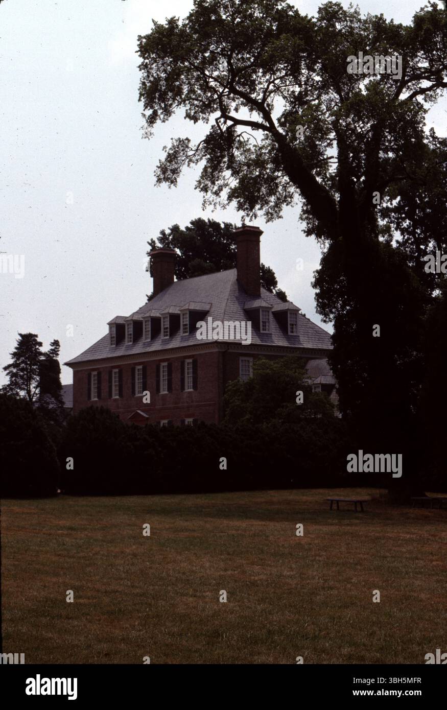 Williamsburg, Virginie. ÉTATS-UNIS. 9/1993. Construit vers 1755. Carter’s Grove Plantation était vraiment une grande dame de la Virginie coloniale qui devait voir les hauteurs de l’Amérique coloniale du 17ème siècle et les ravages du temps, de la nature et du délabrement du 21ème siècle prendre son péage. Les images que vous voyez montrent une partie du style de vie de l'un des derniers propriétaires de carter's Grove vers 1928 pris dans le 1993... une époque où un visiteur pouvait profiter d'une touche de richesse du dernier bienfaiteur de carter's Grove. La plantation carter’s Grove a fermé ses portes au public en 2003. Banque D'Images