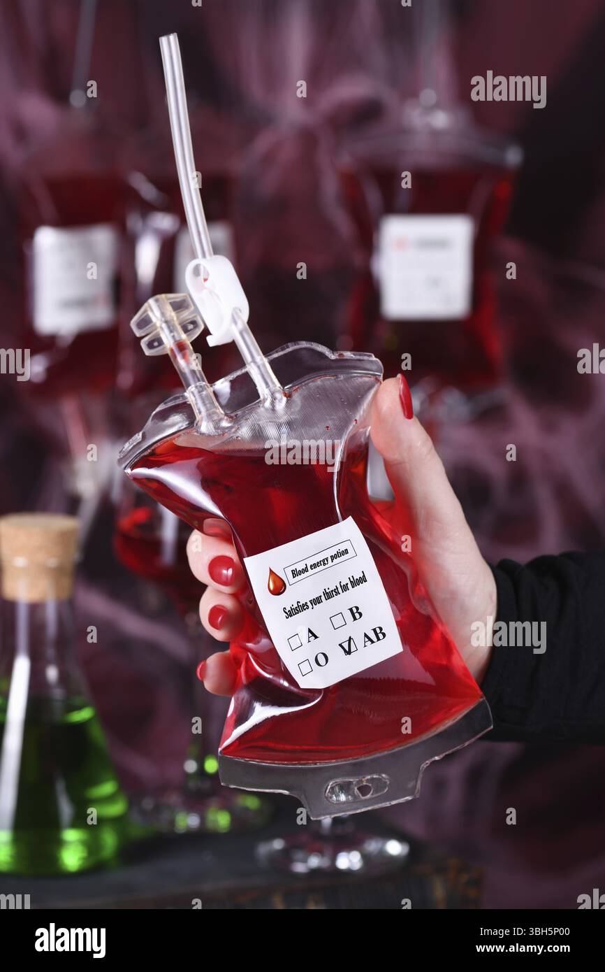 Sac de sang, original vampire Halloween fête cocktail idée de service Banque D'Images