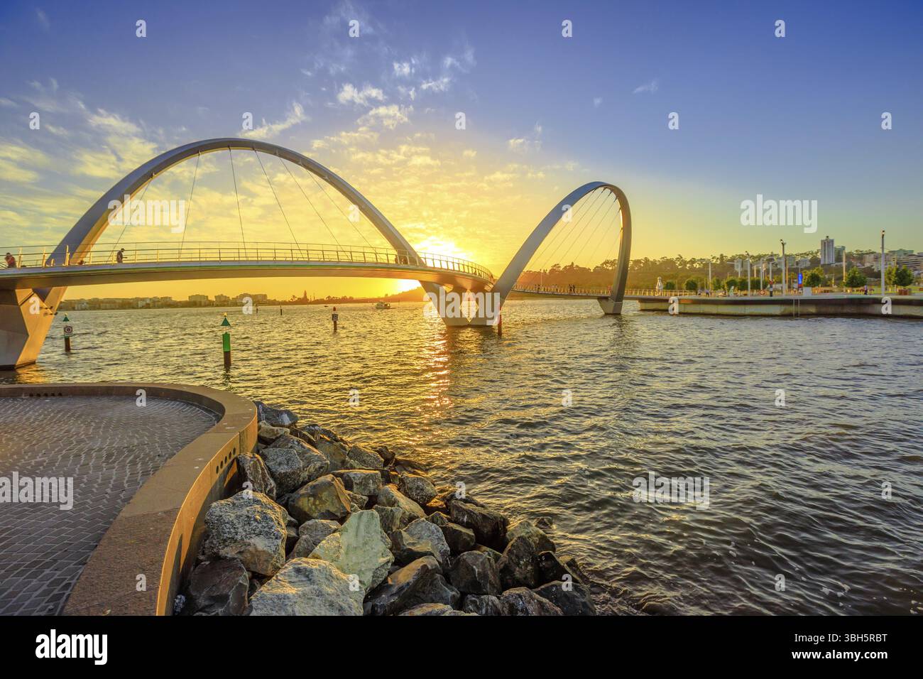 Pittoresque et emblématique pont Elizabeth Quay à la lumière du coucher du soleil sur la rivière Swan à l'entrée de la marina Elizabeth Quay. Le pont piétonnier voûté est une nouvelle visite Banque D'Images