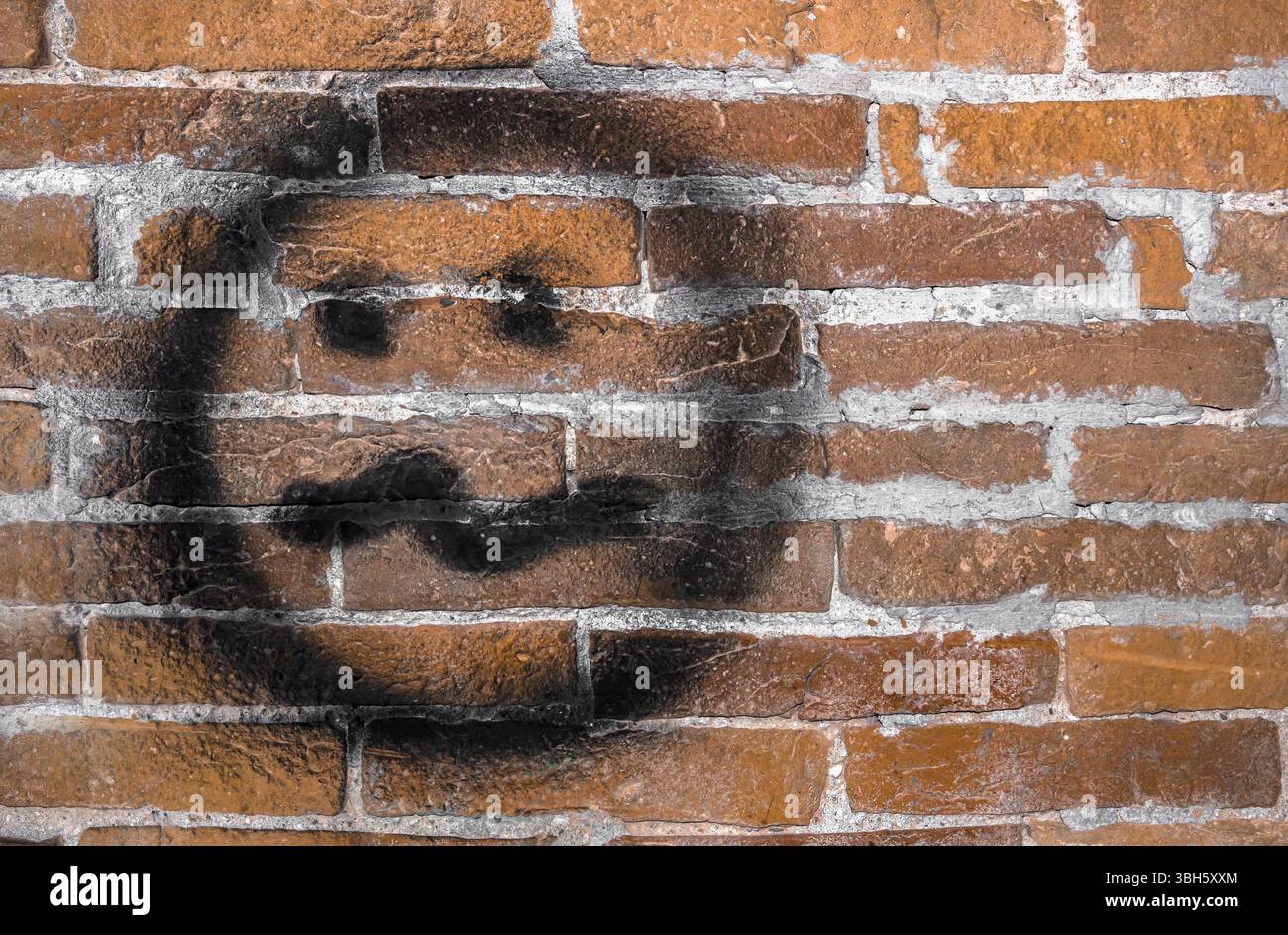 Mur de graffiti avec visage nécessiteux. Fond d'art de rue Banque D'Images