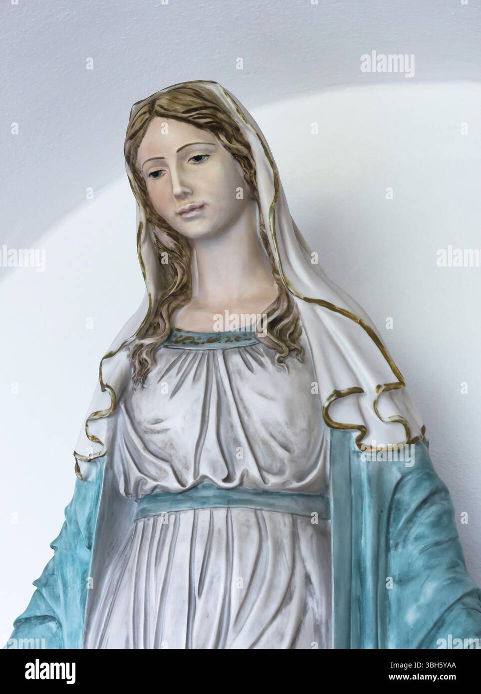 Statue de sainte femme isolé sur fond clair Banque D'Images