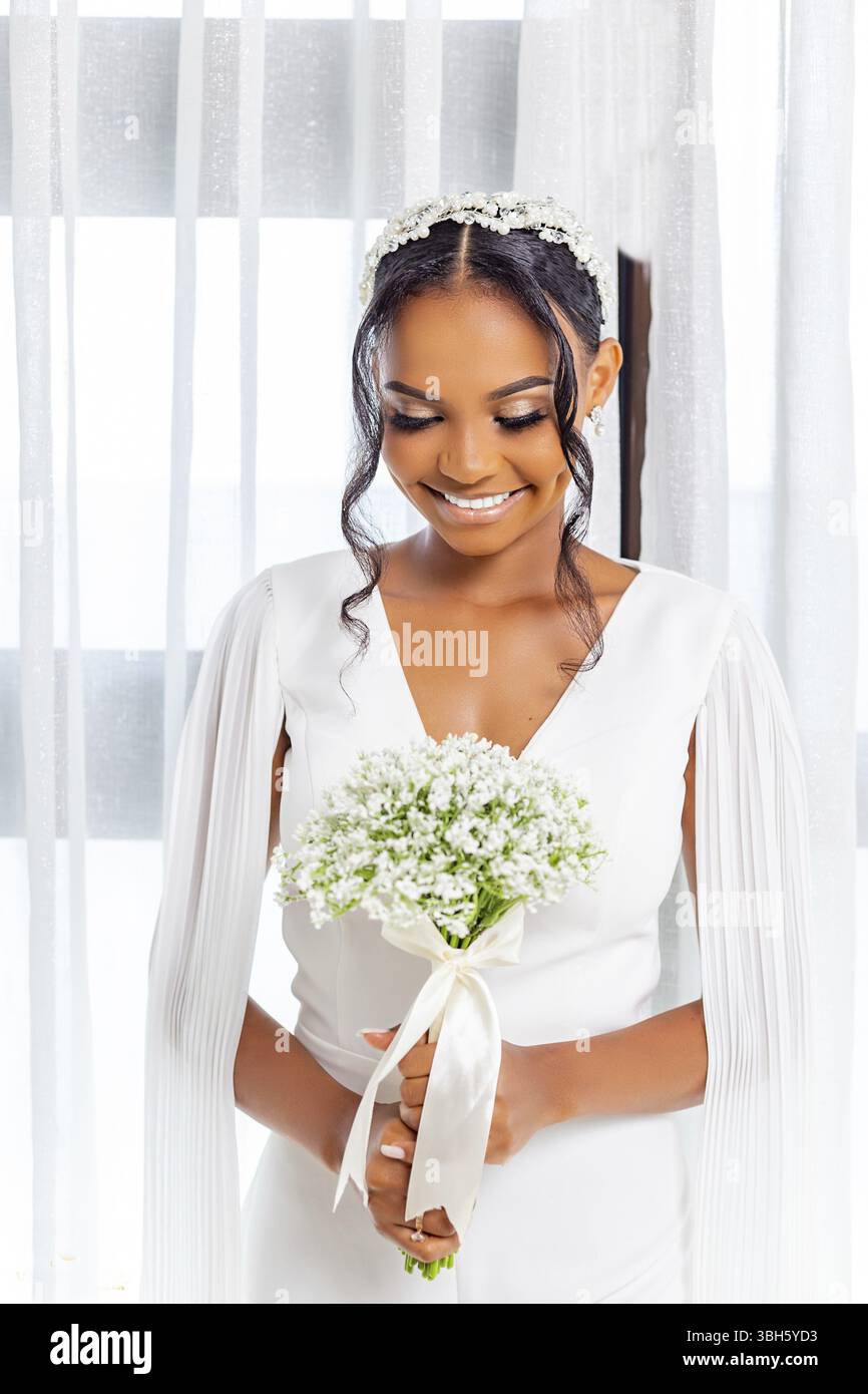 Mariage traditionnel en Angola. Jolie jeune mariée dans une robe blanche Banque D'Images
